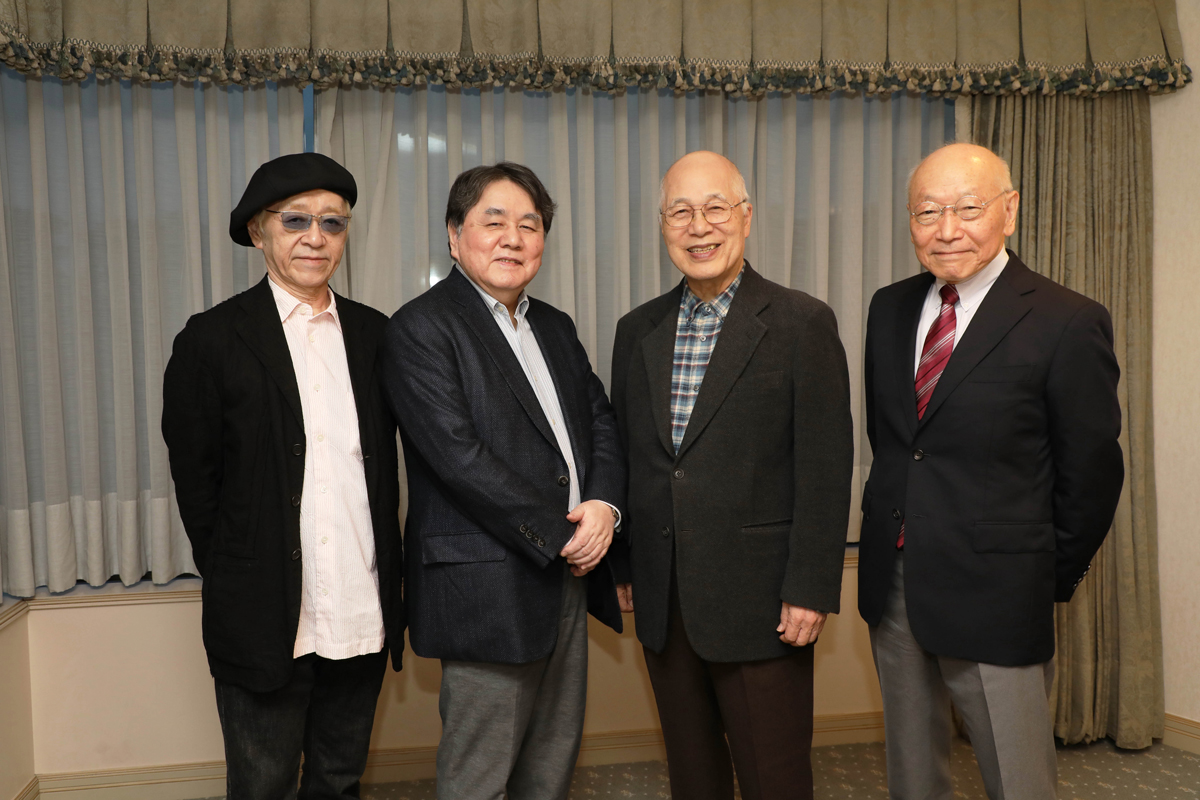 大賞選考委員4名の写真。左より綾辻行人氏、赤川次郎氏、逢坂剛氏、佐々木譲氏。